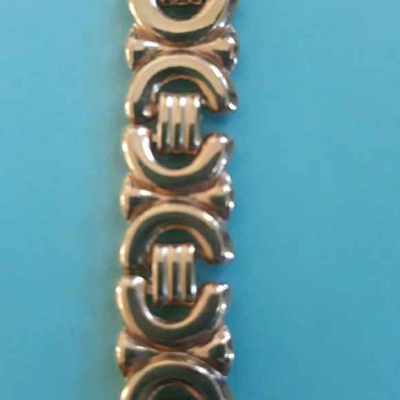 Beautiful fashion gold chain to accessorize that holiday outfit! - Picture 2 of 3